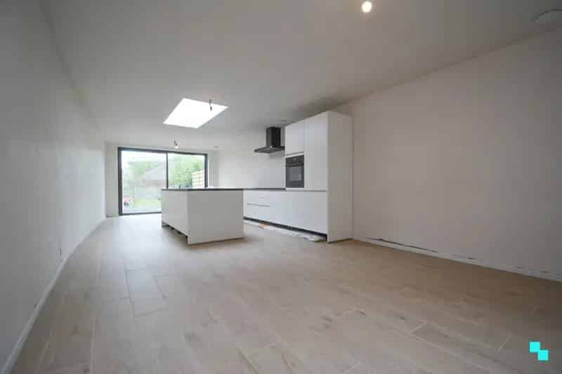 Totaal gerenoveerde woning met garage te centrum Roeselare