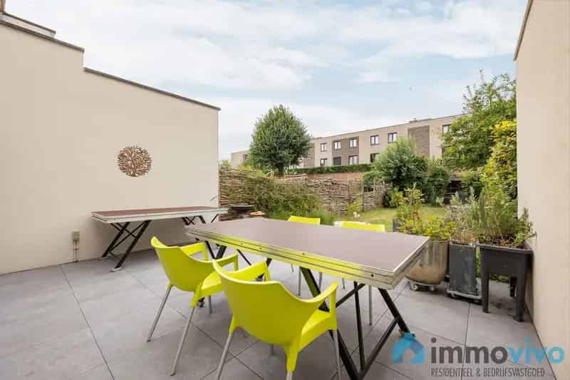 Woning met 4 slaapkamers, privé oprit en tuin