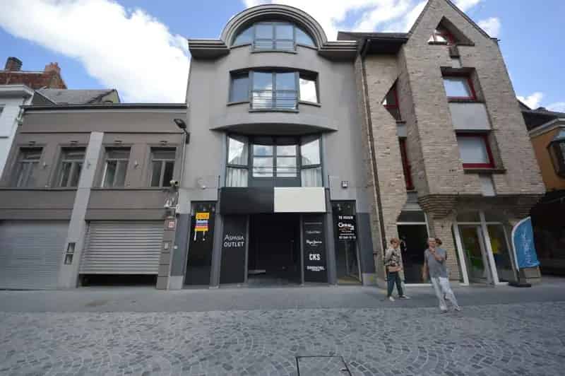 Commerciële Gelijkvloerse Kantoorruimte te Huur