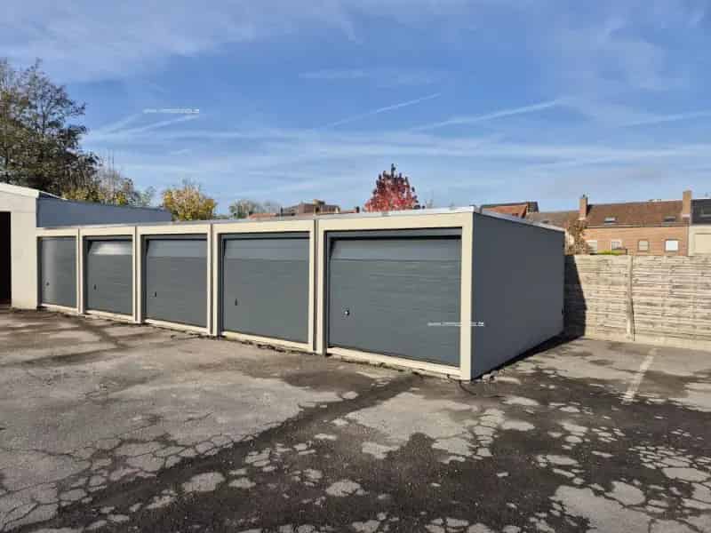 Garage te huur Roeselare - Recente Garage met Sectionale Poort