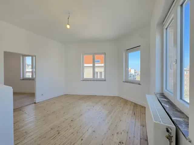 Appartement te Woluwe-Saint-Pierre: 3 slaapkamers, 2 commerciële ruimtes
