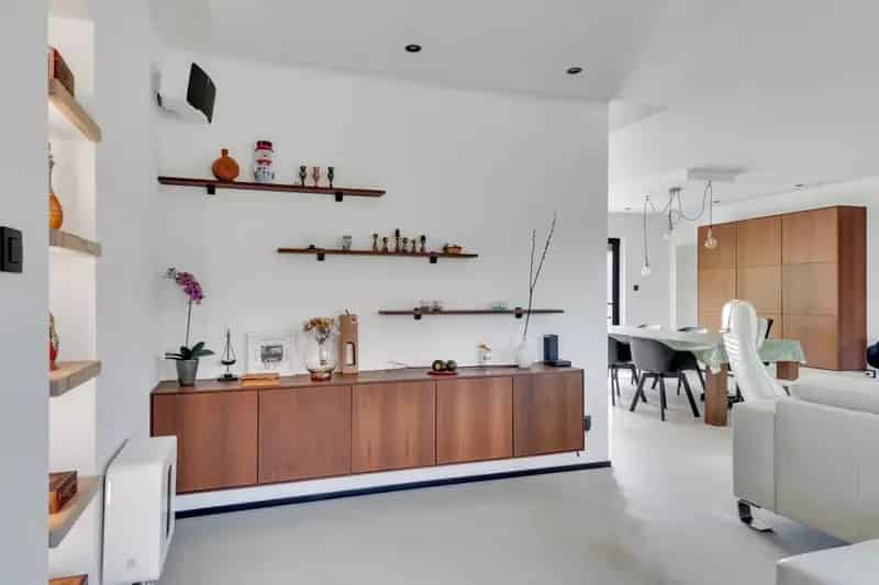 Ruime woning met zwembad op groot perceel