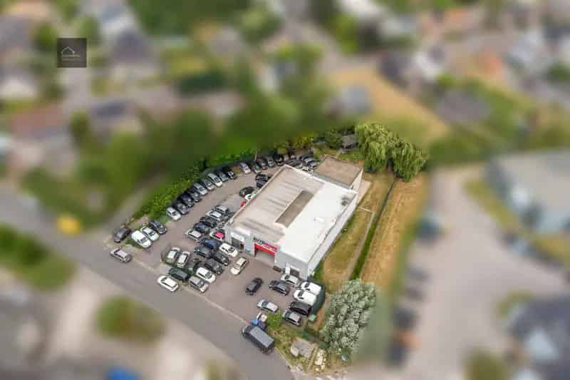 Nijverheidsgebouw plus woning te koop
