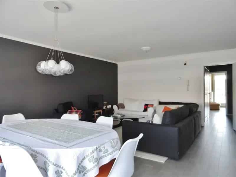 Gezellig en ruim appartement met 2 slaapkamers, ondergrondse autostaanplaats alsook kelderberging.