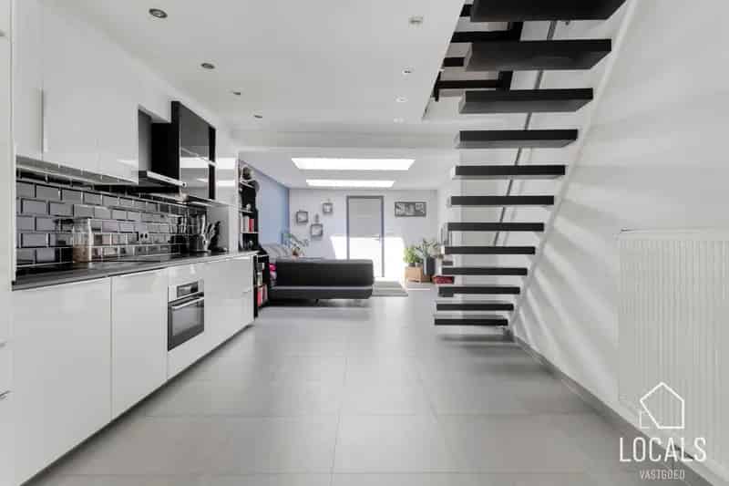 Gerenoveerde woning met ruime garage Okegem