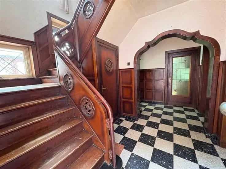 Huis te koop: Statige woning te renoveren met 3 slaapkamers en garage