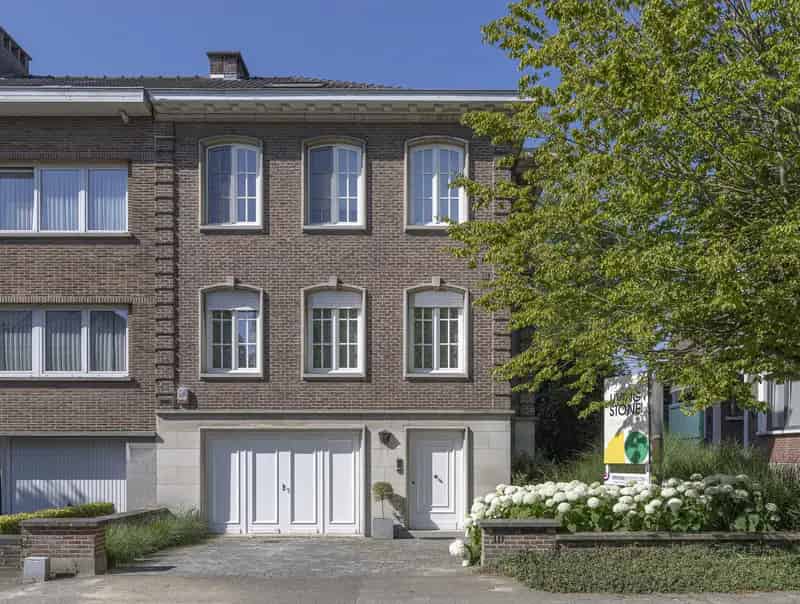 Statige gezinswoning met tuin en garage te koop