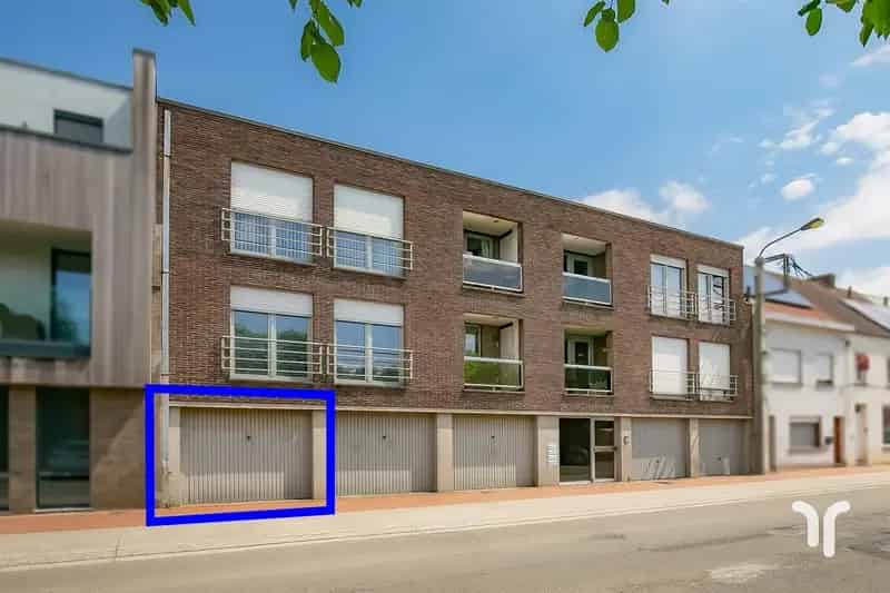 Werkplaats, of opslagplaats met garage voor twee wagens, terras.