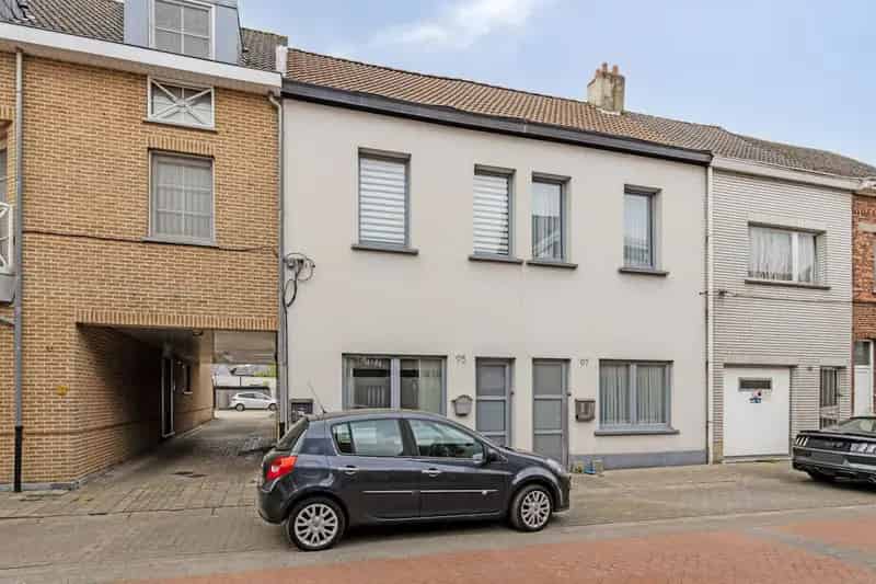 Te renoveren huis met tuin te koop in Kontich