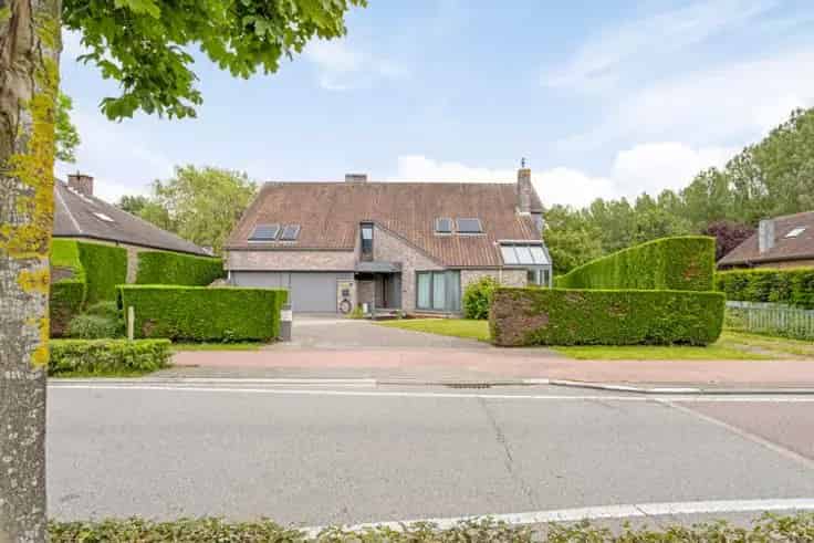 Huis Te Koop Ruisbroek: Villa met Praktijkruimte en Tuin