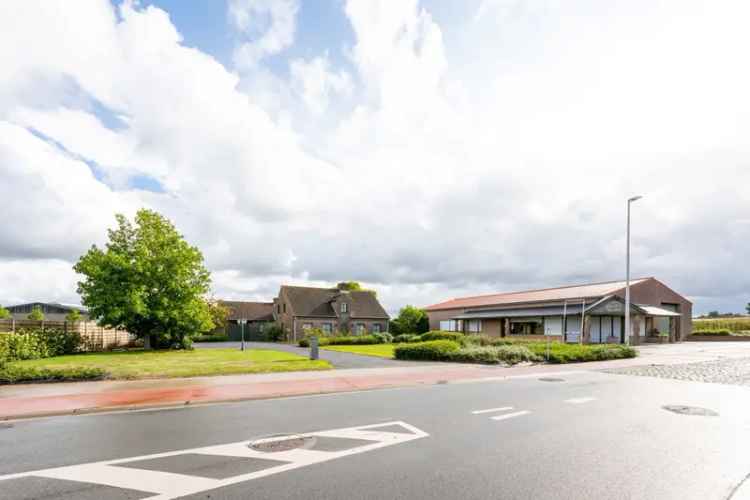 Te Koop Verzorgde Villa met 3 Slaapkamers en Loods nabij Roeselare