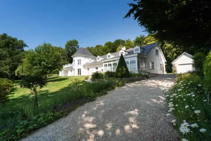 Luxe Villa 895m² met Binnenzwembad te Koop