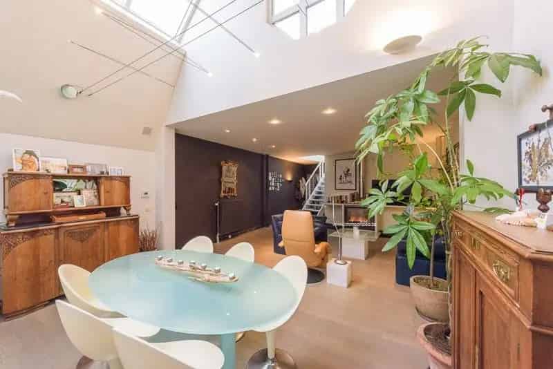 Instapklare woning te Moen met 4 slaapkamers en zwembad