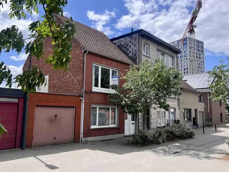 Woning met Garage voor Drie Wagens en Zuidgerichte Tuin