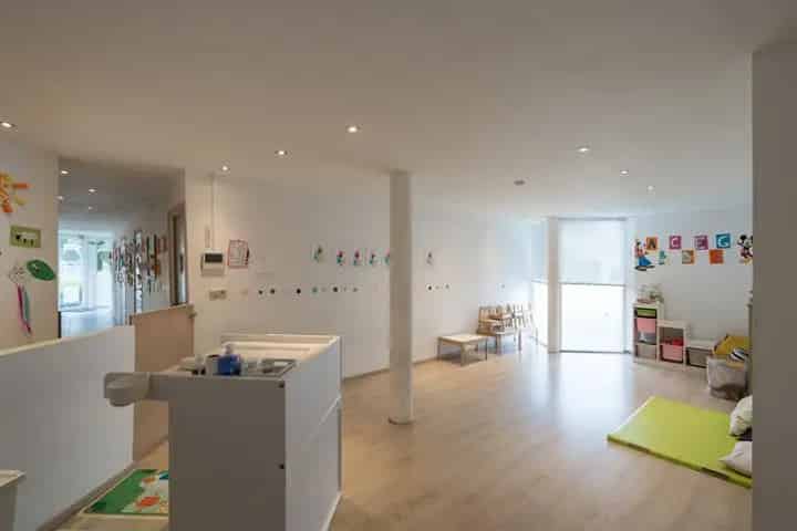 Crèche te huur - 4 slaapkamers - Grote tuin - 200 eenheden