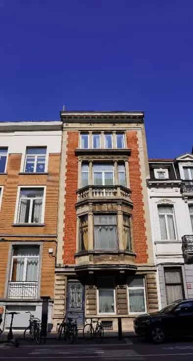 Huis Te Koop Brussel 7-8 slaapkamers bureel zonnige tuin