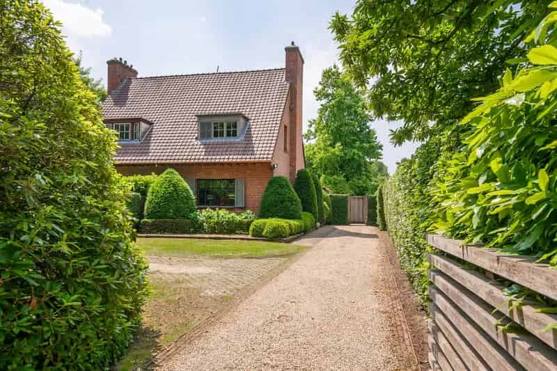 Huis te huur: Ruime woning met zwembad en bijgebouw