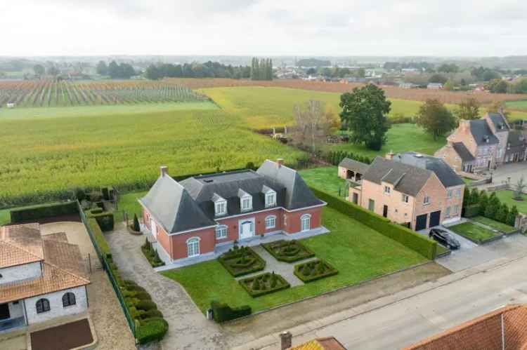 Te koop villa met 4 slaapkamers in Hasselt met overdekt zwembad en tuin