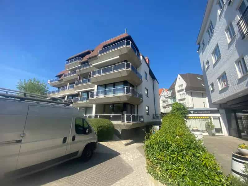 Appartement te koop Albertplein: Lichtrijk hoekappartement met garage en laadpaal