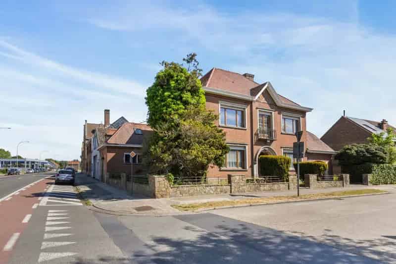 Zeer ruime te renoveren burgerwoning in Brugge!