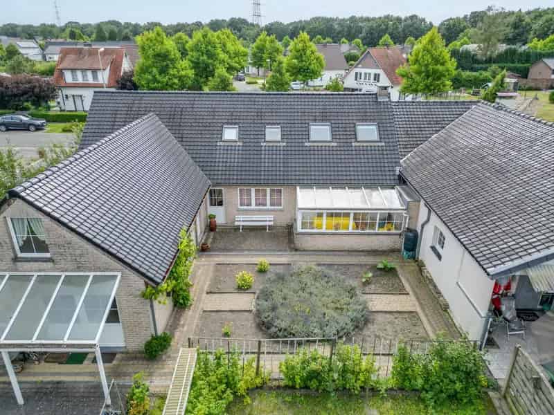Ruime Halfopen Bebouwing 270m² As - 4 slaapkamers 3 badkamers