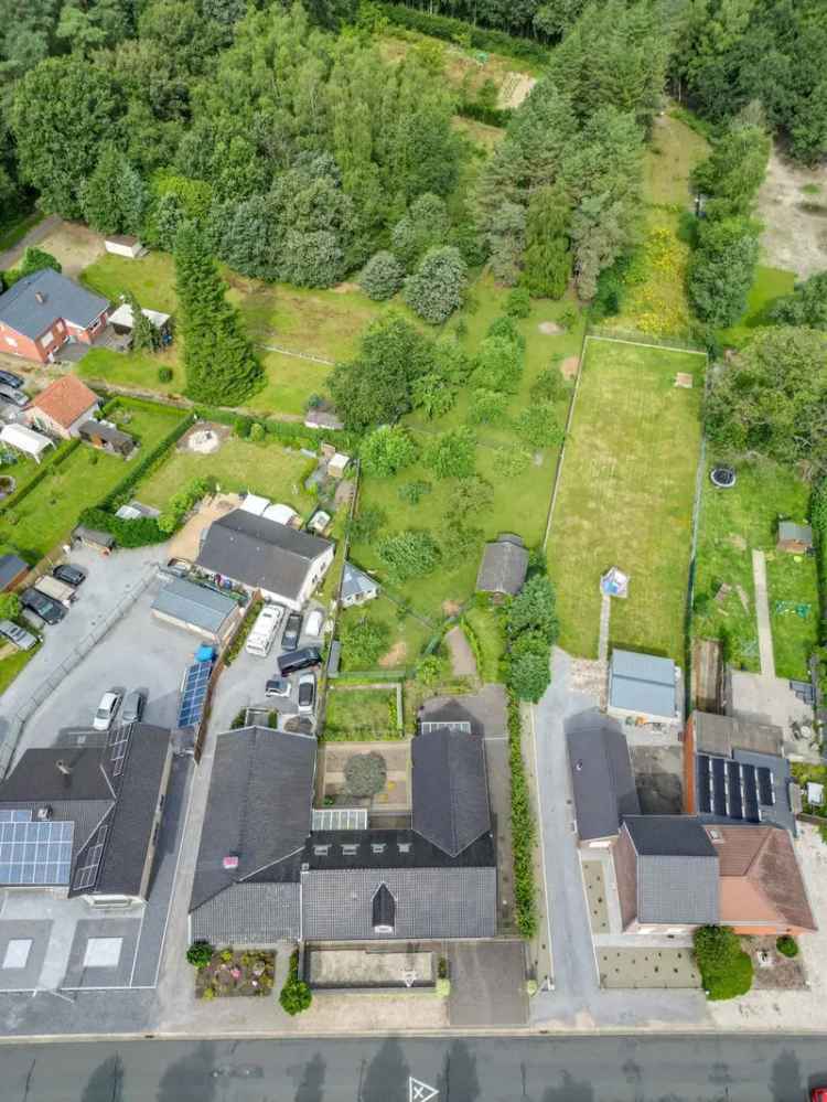 Ruime halfopen bebouwing met een bewoonbare opp. van 270m²