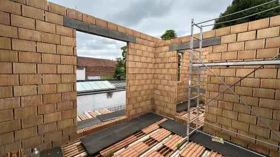 Af te werken woning, 4 slaapkamers en grote tuin en garage!