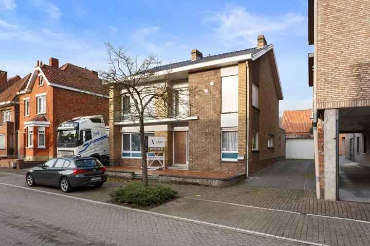 Huis te koop in Beernem met grote tuin en vijf slaapkamers