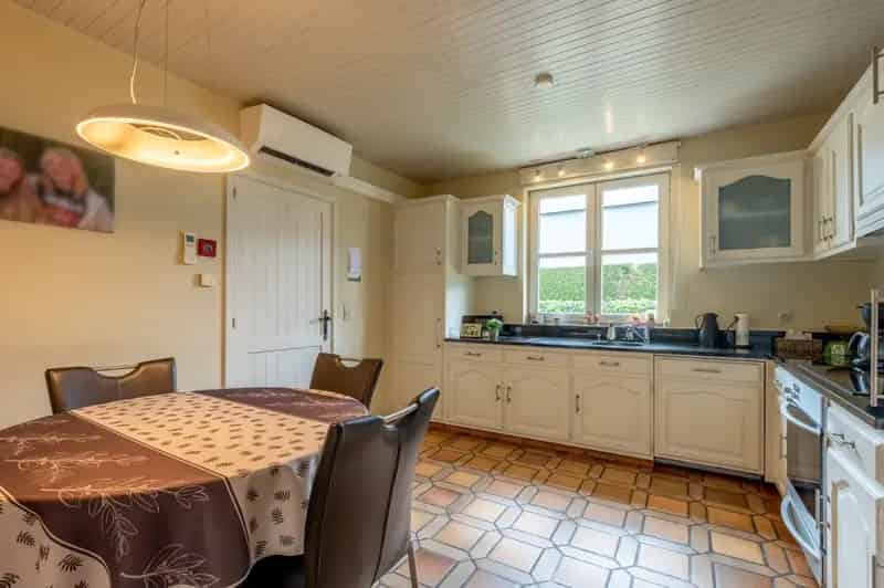 Villa 3 slaapkamers 20 zonnepanelen dubbele garage 800m²