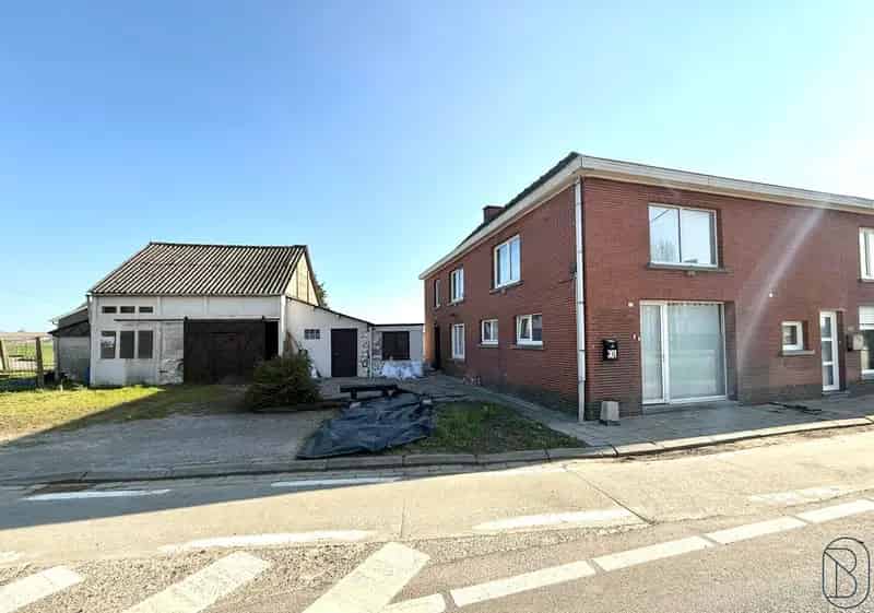 Te renoveren woning met atelier en tuin