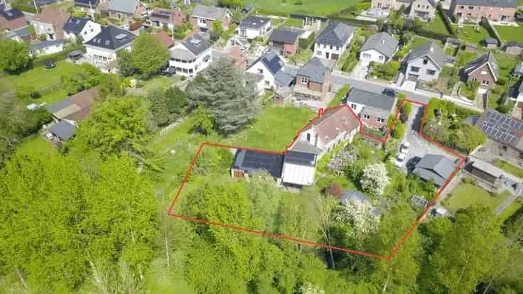 Tweegezinshuis te Koop: 7 slaapkamers, 3 badkamers, Rustige locatie