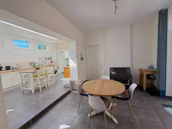 Huis Te Koop: Ruime 4-Gevel Woning met Schuur en Bijgebouwen