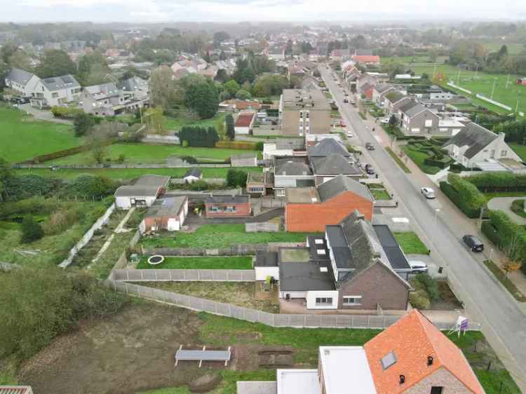 Perceel bouwgrond (650 m2) voor half open bebouwing niet ver van het centrum