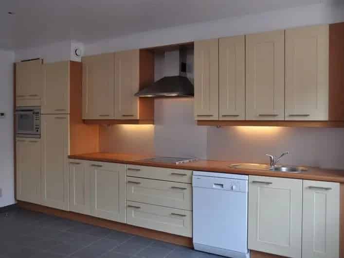Verzorgde woning met 2 slaapkamers en 2 autostaanplaatsen.