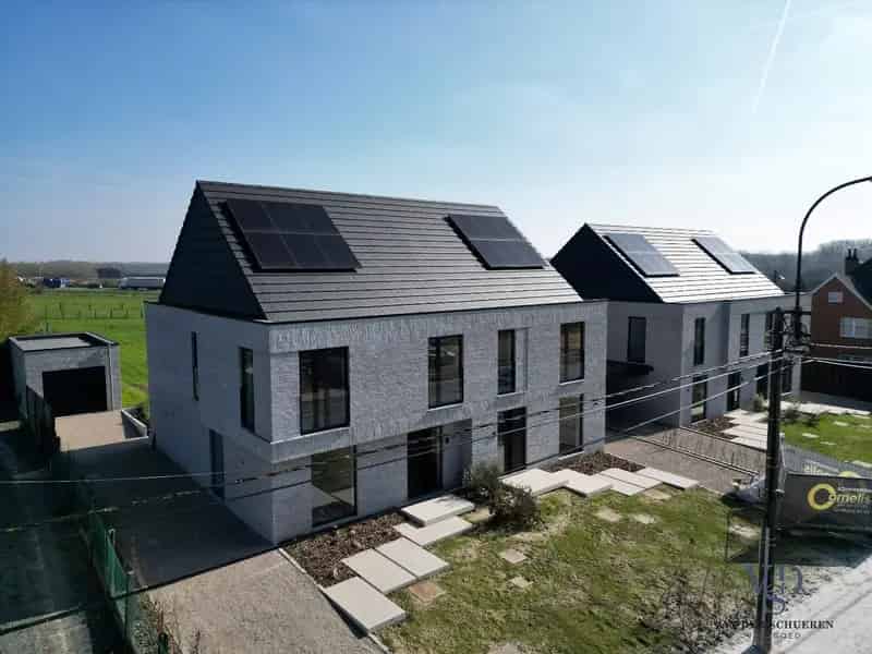 Half Open Bebouwing met buitenberging en carport