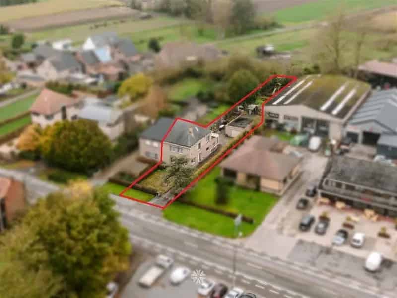Te koop ruime woning in Wichelen met bijbouwmogelijkheden
