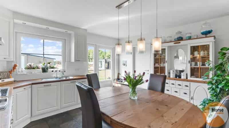 Huis te koop Ravels: Instapklare woning met loods en stallen