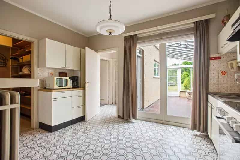 Te renoveren HOB 3 slaapkamers oprit garage velden