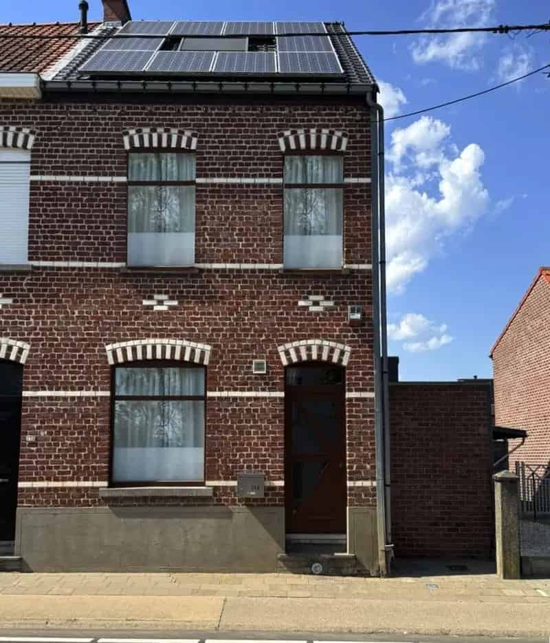 Ruime woning met achteringang en privé parkeerplaatsen
