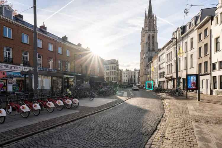 Uitzonderlijk gelegen commercieel pand aan het Mechelseplein