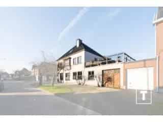 Handelsfonds Zottegem Ruime woning met handelsruimte en dakterras