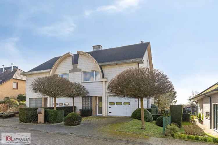 Te koop driegevelvilla met 4 ruime slaapkamers in Dilbeek