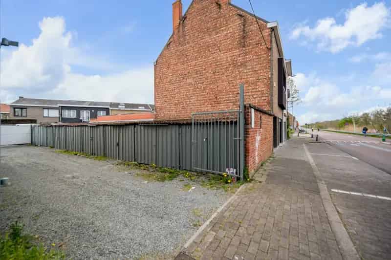 Garagecomplex met 9 boxen en 320m² grond te koop in Mariakerke