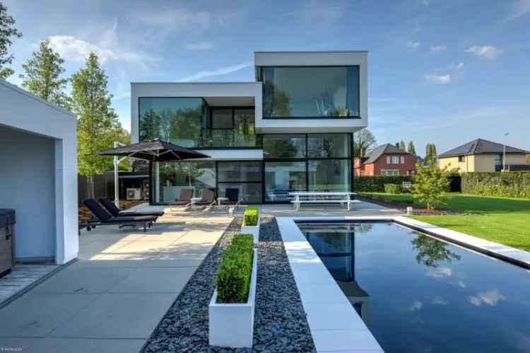Luxe Villa met Zwembad en Bouwgrond te Genenbos