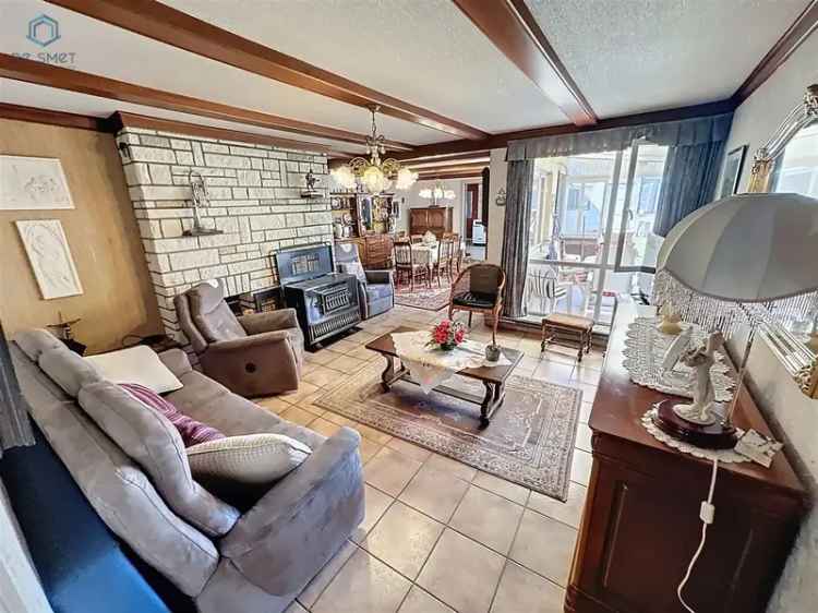 Huis te koop Schendelbeke: Te renoveren woning met handelsruimte