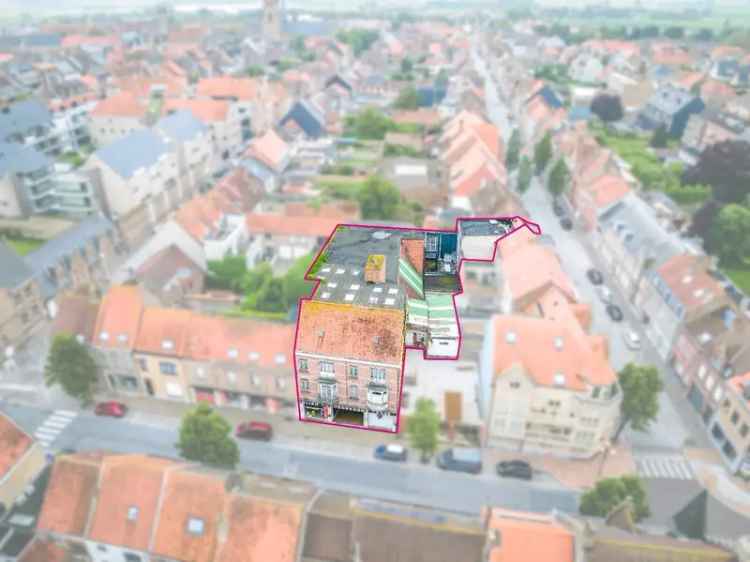 Te koop handelspand met gelijkvloers casco-appartement in Nieuwpoort