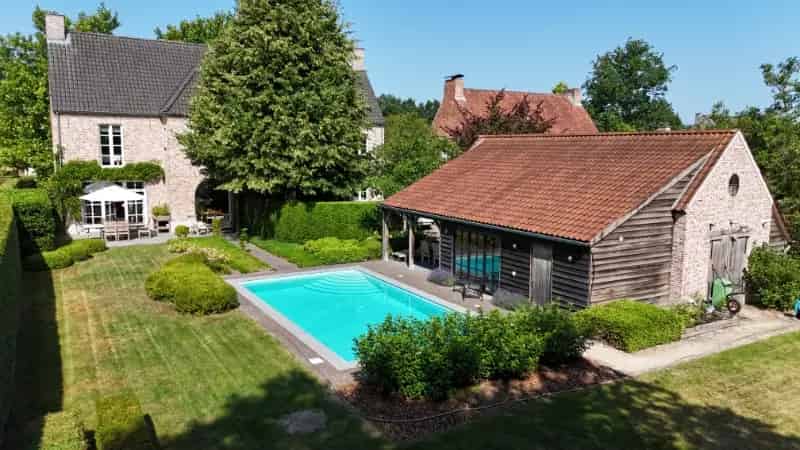 Huis te huur: Exclusieve villa 374m² met zwembad en bijgebouw