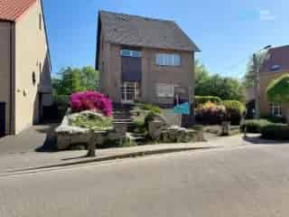 Huis te koop Linkebeek - Te renoveren villa met 4 gevels grote tuin en garage
