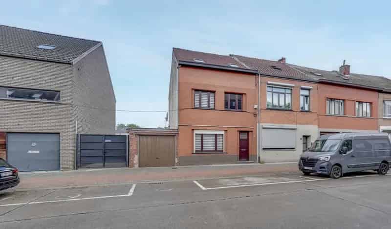 Halfopen woning 4 slaapkamers, bijgebouwen, zonnepanelen