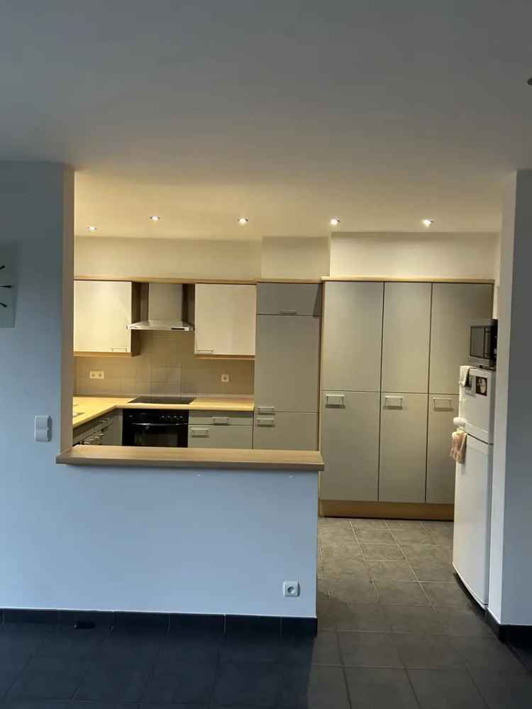 Gezellig modern  zuinig appartement 106m² met 2 slaapkamer, ruim terras en tuin en bovengrondse afgesloten staanplaats aan de achterkant van het appartement, gelegen aan de rand van Bilzen centrum, vlakbij supermarkt, trein en bushaltes, gezellige cafés e